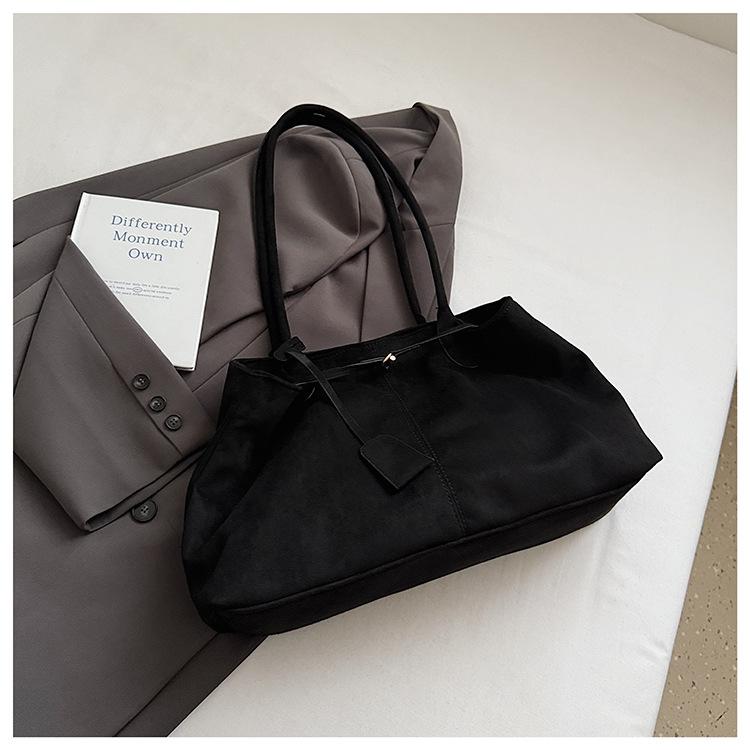 

Ретро замшевая сумка большой вместимости, новая повседневная портативная сумка-тоут, вместительная сумка через плечо для поездок на работу. чёрный