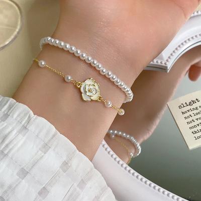 Vintage bílé kamélie náramky pro ženy Elegantní dvouvrstvé řetízkové náramky s korálky ze simulovaných perel Trendní šperky