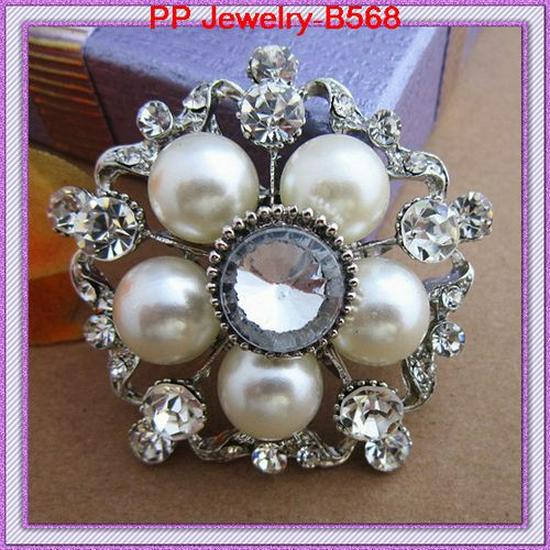 Gold Plated Brooch with Imitation Pearl and Rhinestones B298