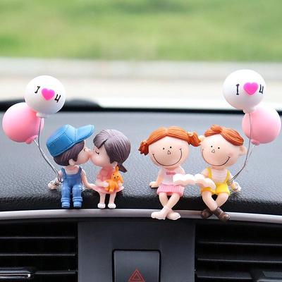 Simpatici Ornamenti per Auto Coppia che si Bacia - Decorazioni per Console Interna