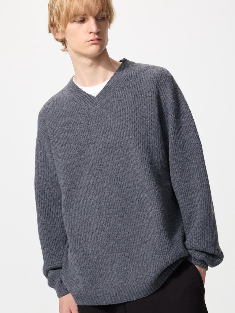 Uniqlo 3d Souffle Yarn V Neck Sweater