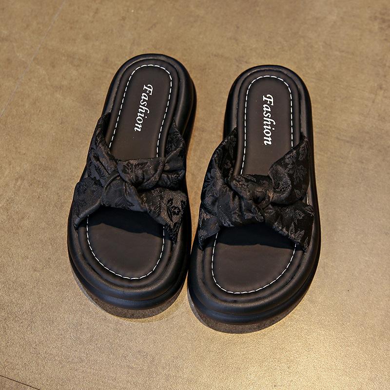 Internet-Promi-Plattform Hausschuhe Damen 2025 Sommer neu Koreanische Version Feenstil Flacher Boden Mittelhochabsatz Mode Draußen tragen Coole Hausschuhe Damen