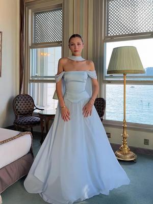 Elegantes kurzärmeliges Abendkleid mit Taillenbetonung für Damen