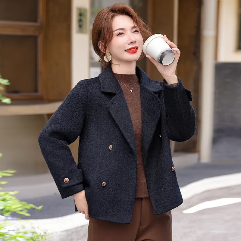 Fashionable Wool-Blend Coat: Autumn/Winter 2026 Slimming & Age-Reducing Style for Middle-Aged Women