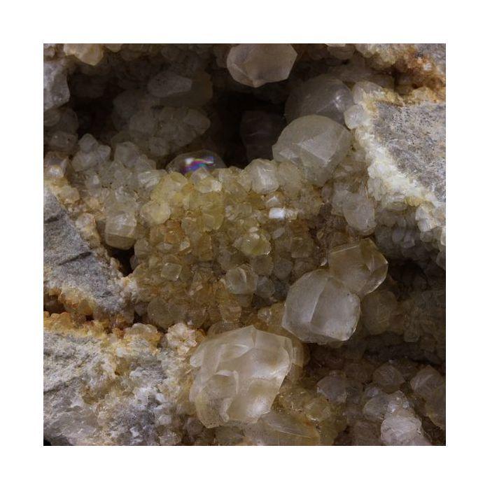 Pierres et Minéraux. Calcite. 2938.0 ct. La Sambre Quarry, Landelies, Belgique.