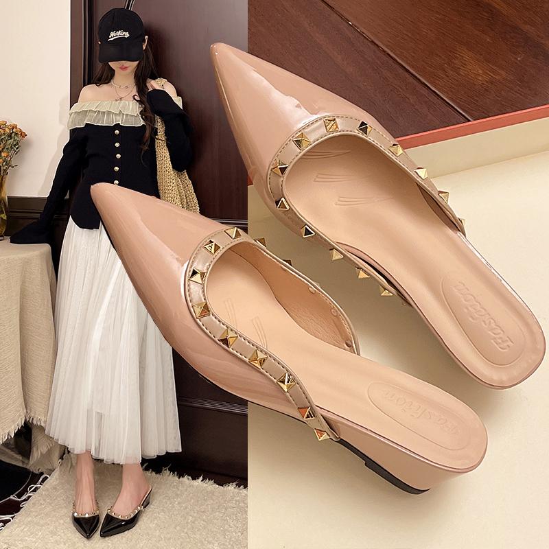 Mode Die 2025 neuen modischen Slingpumps mit schrägem Absatz und spitzer Zehenpartie werden von Frauen im Sommer zu Zehensandalen getragen.