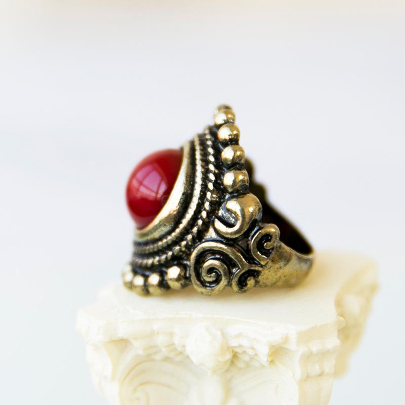 Retro Distressed Red Gemstone Ring: Trendy, Versatile Niche Design