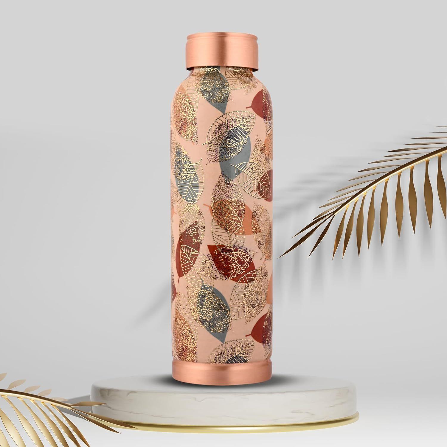 

Медная бутылка для воды объемом 1 литр с печатным дизайном, с защитой от протечек и ржавчины, для домашнего и офисного использования. Бутылка с пользой для здоровья Аюрведы и йоги.