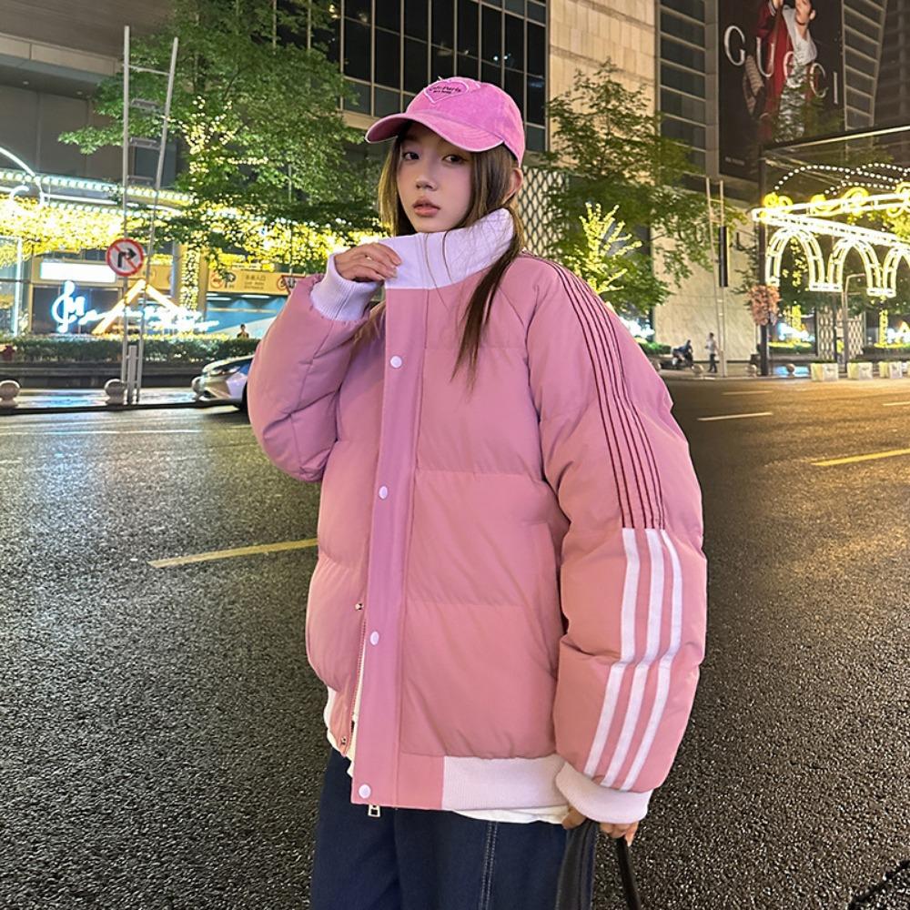 Cotton-padded clothes are popular in winter. Men's thickened jackets and women's stand-up collars are couples' three-bar bread clothes.