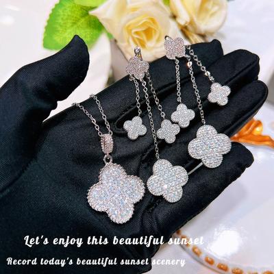 Colar Pingente Flor de Trevo de Quatro Folhas Totalmente Cravejado de Diamantes de Luxo Leve Conjunto de Corrente Longa Brincos Super Fada Elegantes Brincos Pulseira Vento Pequeno Fragrante Joias