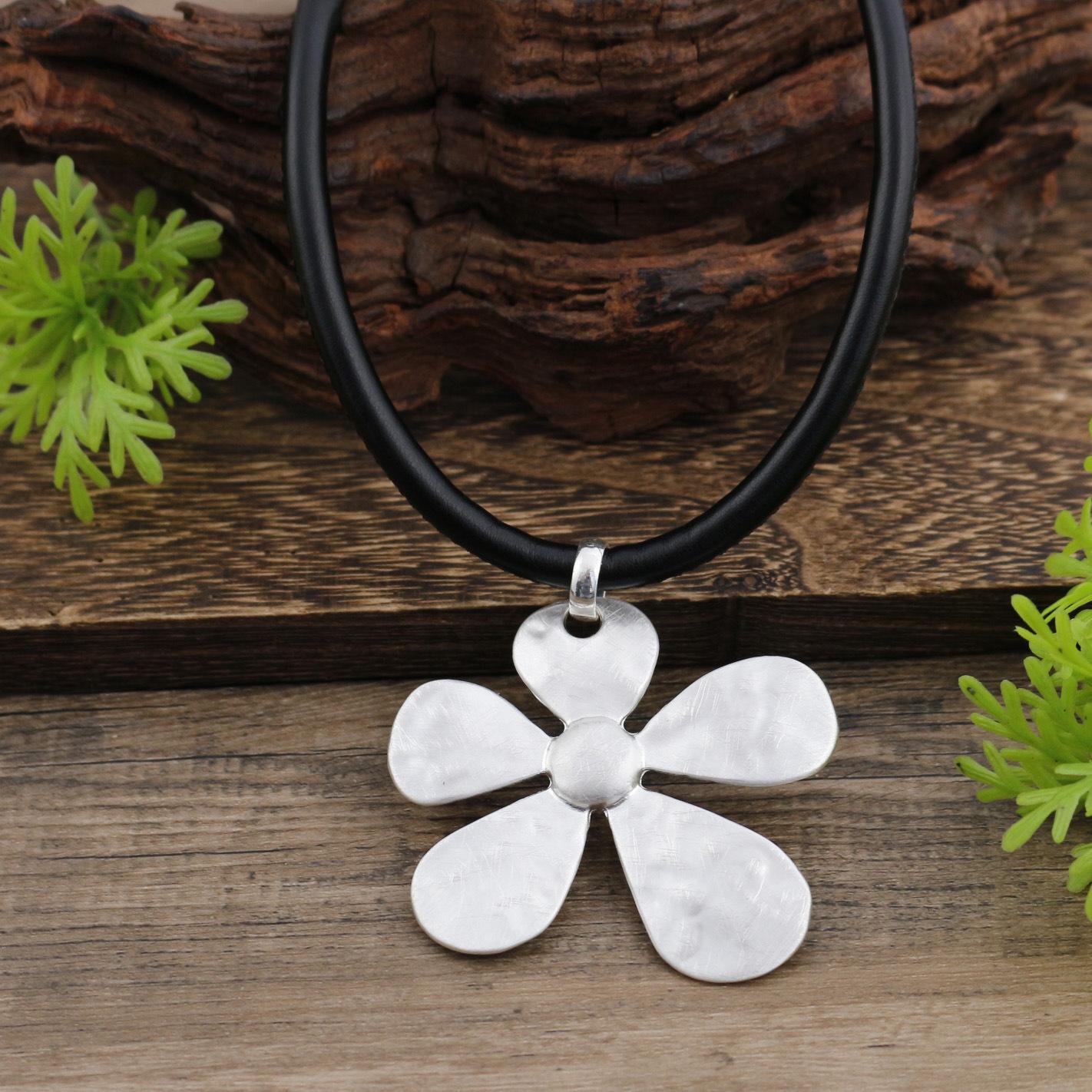 

New geometric brushed flower leather rope pendant, women s exaggerated high-end flower versatile neck necklace
