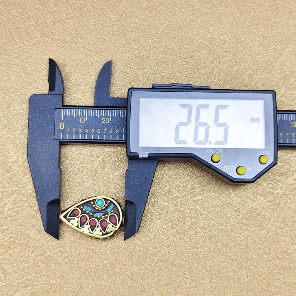 Nepalski Ręcznie Robiony Naszyjnik z Sześciosylabową Mantrą z Mosiężnymi Inkrustowanymi Koralikami