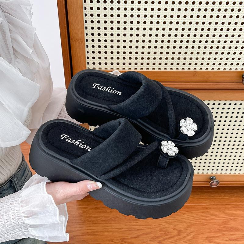 Thick Bottom Heightening Word with Rhinestone Toe Slippers Women's 2025 Summer New Fashion Versatile Niche Beach Sandals