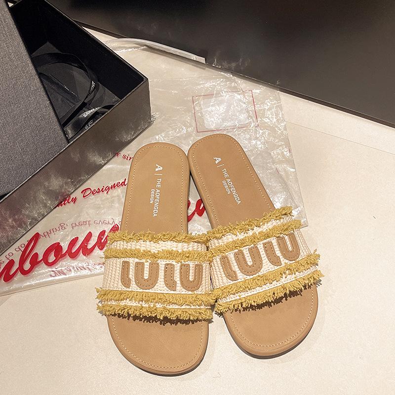 

French small fragrant slippers women s summer wear 2025 summer new fashion letters one word flat bottom beach cool slippers 35