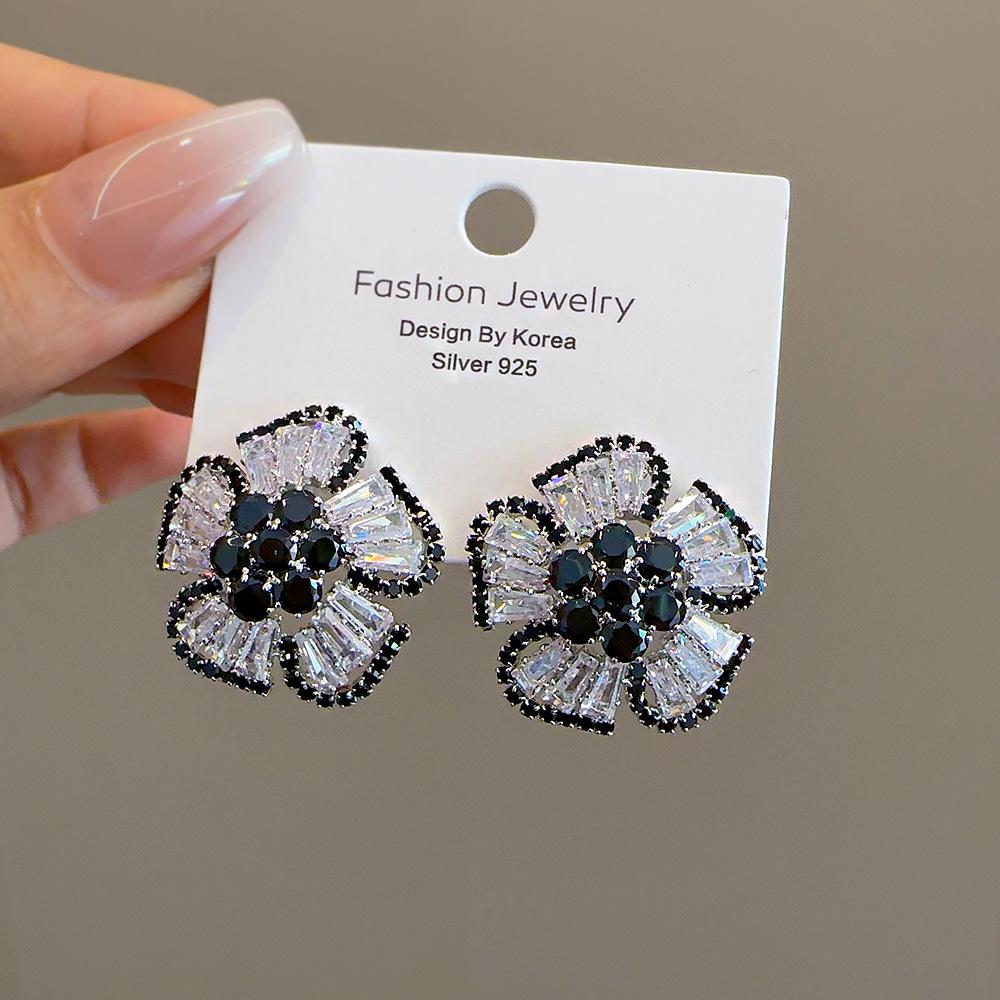 

Стильные серьги-иглами из серебра 925 пробы в форме цветка — элегантный и уникальный дизайн