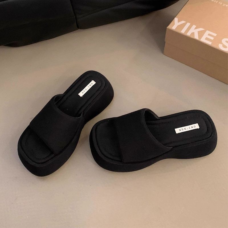 Muffin thick-soled cool slippers women's summer wear fashion and high sense Internet celebrity one-word drag 2025 new super fire beach shoes