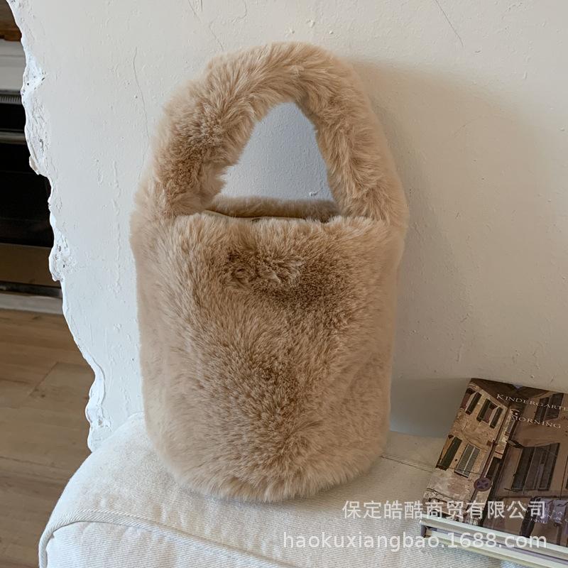 Plush bag women's autumn and winter 2025 new casual niche design plush handbag popular bucket bag