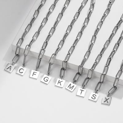 Minimalistisches Buchstaben Titanstahlarmband mit Initialen Edelstahlarmband