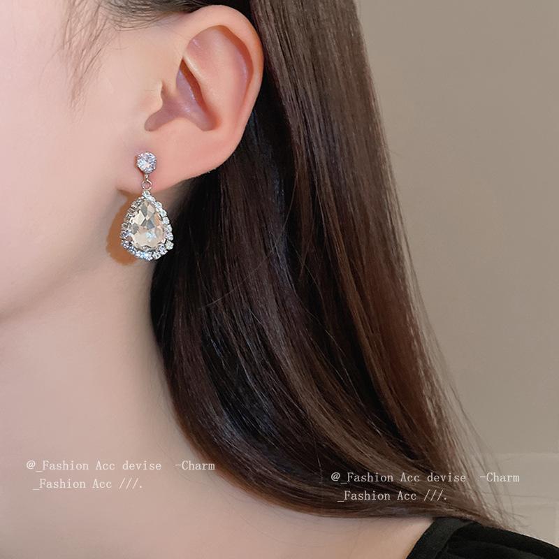 European and American Simple Diamond-encrusted Water Drop Geometric Necklace Niche Fashion Court Style Collarbone Chain Retro Versatile Jewelry