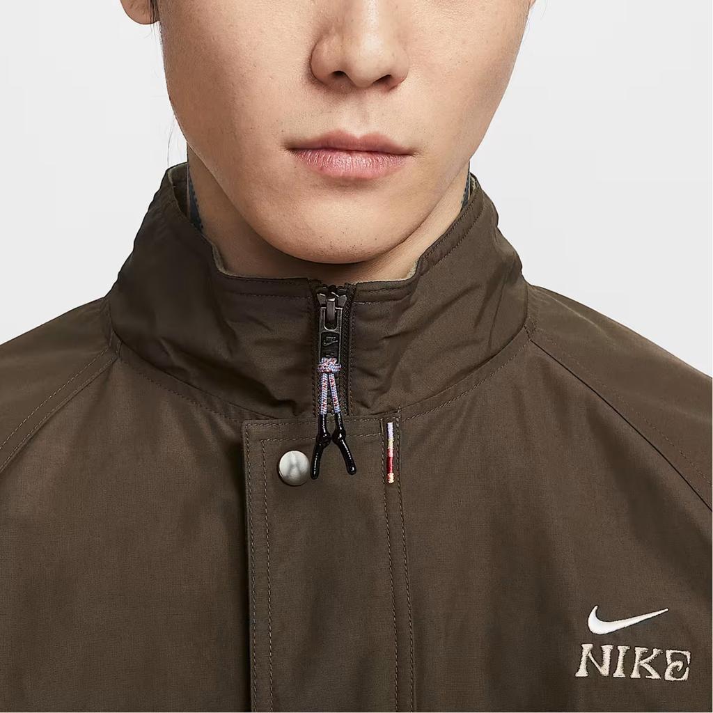 Nike Club FW25 Anno del Cavallo Edizione Limitata Vestibilità Larga Collo Alto Zip Pile Manica Lunga Giacca Giacche da Uomo IQ3705212