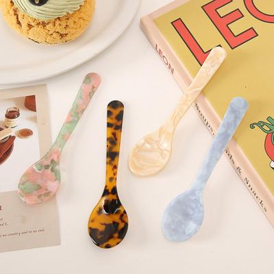 Dessertlepel Retro Stijl Gladde Rand Uniek Patroon Voedselveilig Ergonomische Handgreep Decoratieve Acryl Taart IJslolly Lepel