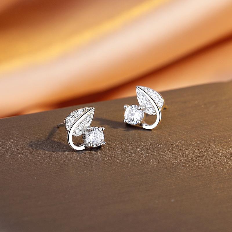 

Leaf Stud Earrings, High-End Earrings, Women S Autumn And Winter Atmosphere Zircon Earrings.