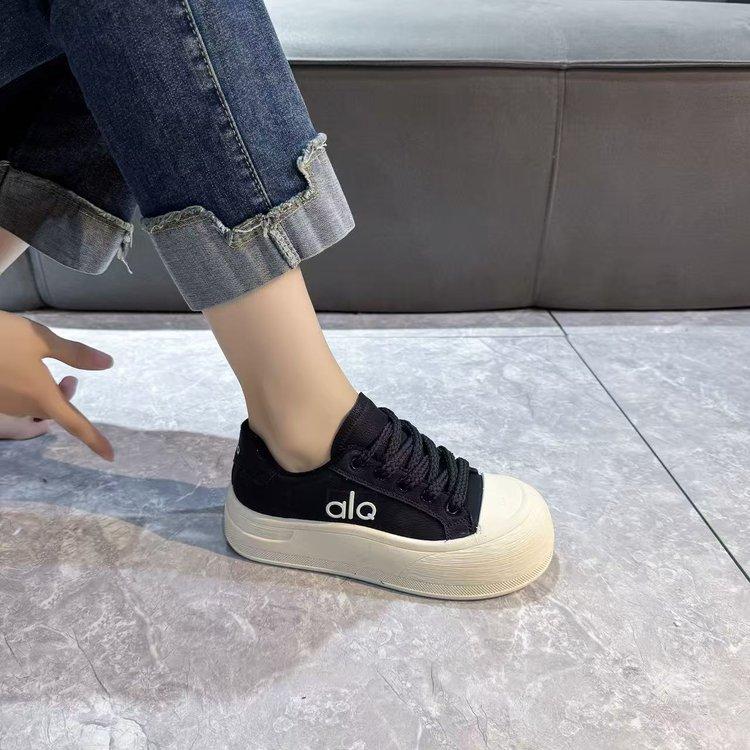 Small height increase thick-soled muffin women's shoes 2025 autumn and winter new versatile soft-soled casual board shoes soft leather single shoes