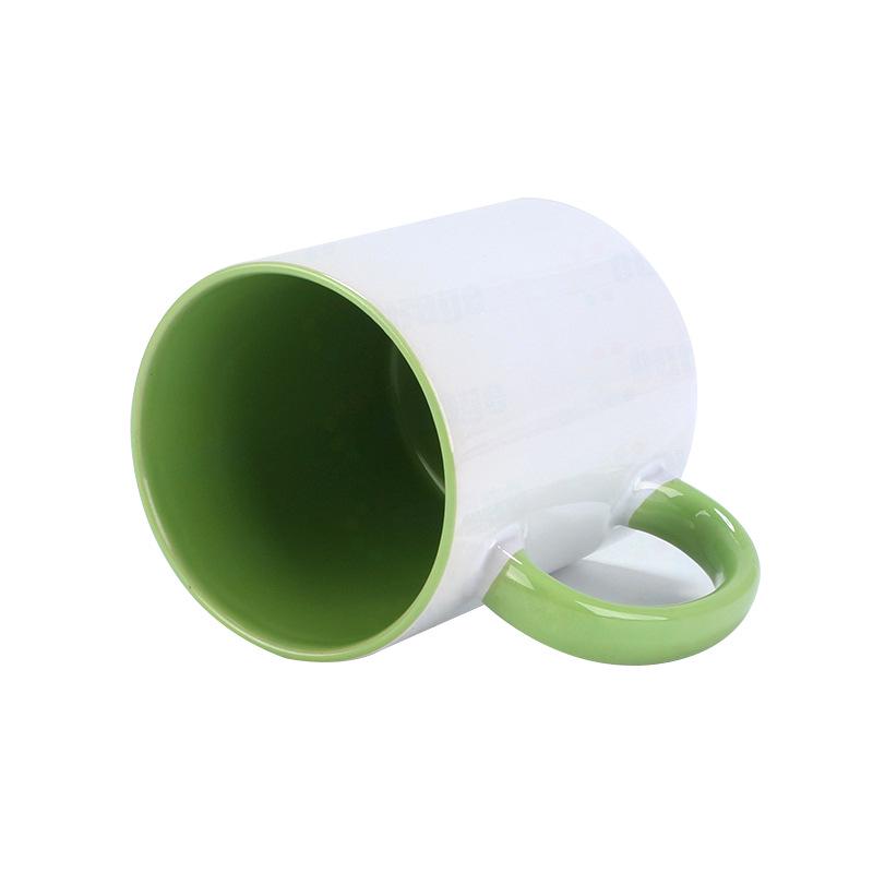 Bílý hrnek s barevným uchem a designem s tepelným přenosem