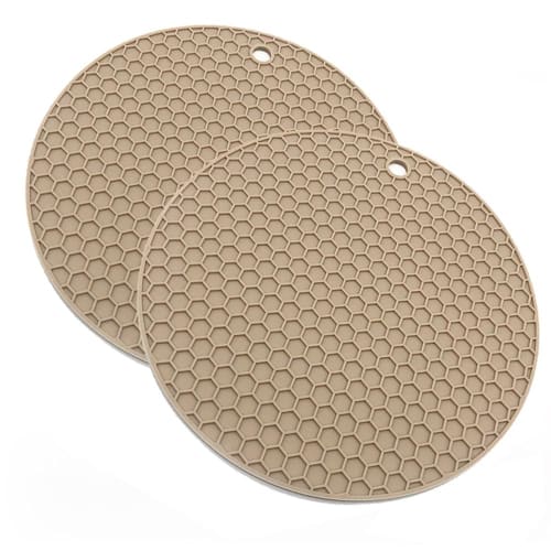 Honeycomb-structure trivets, 2-piece set for protecting your dining table. Made of heat-resistant silicone, they stay in place and stay securely in pl