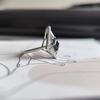 Серебряное кольцо с натуральным сапфиром 1.755ct, фианитами, вес изделия 3,3 гр (2202608)