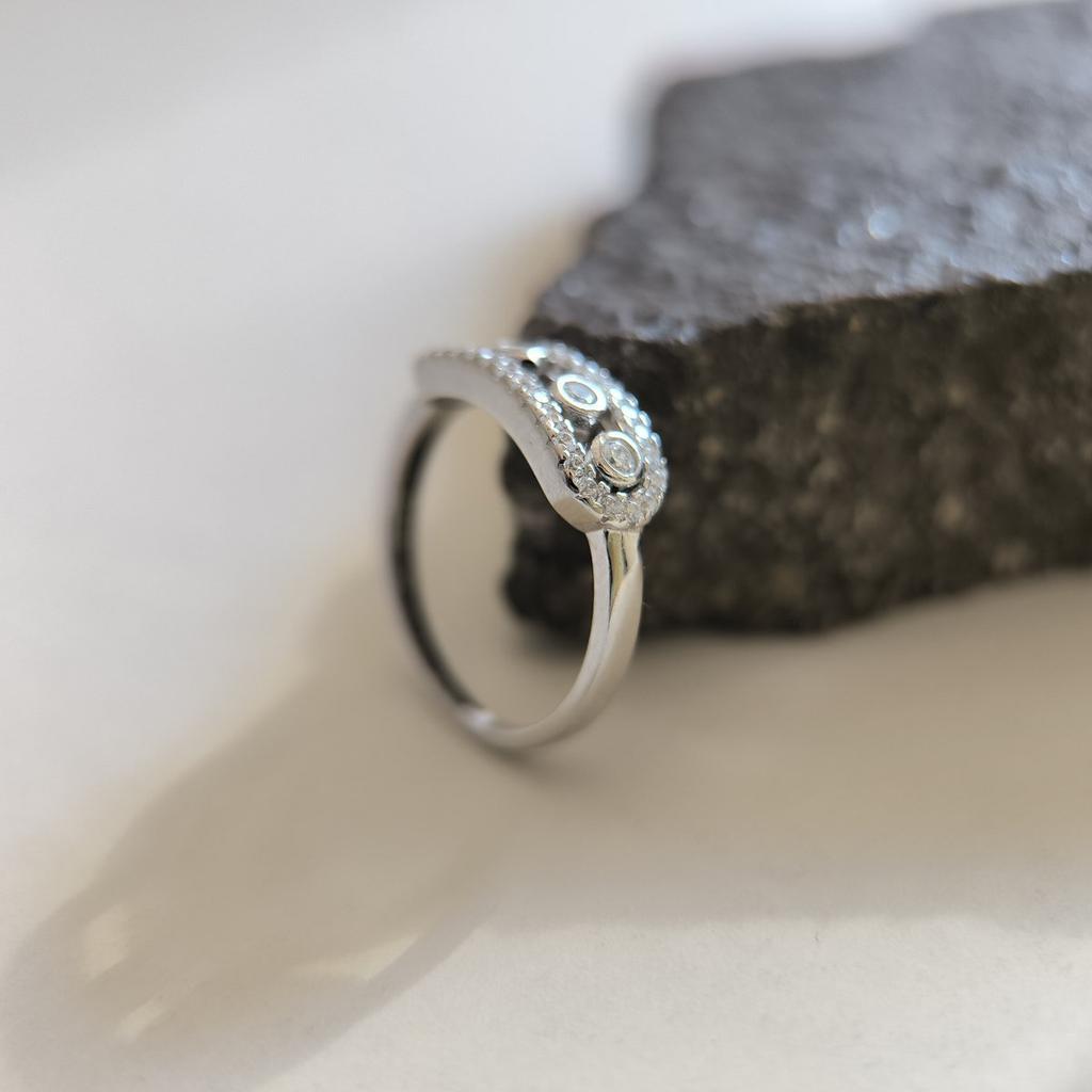 Серебряное кольцо с фианитами, вес изделия 2,35 гр (2208860)