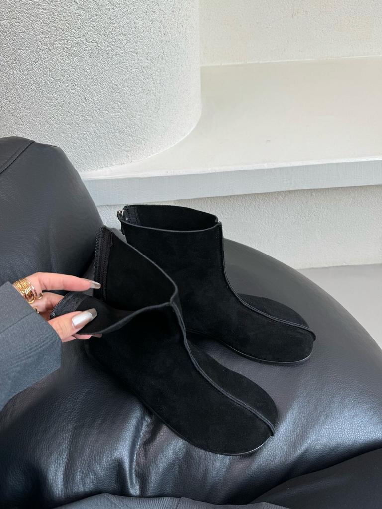 Ny het Koreansk version rund tå mångsidiga korta stövlar dam 2025 nya vinter retro mocka Martin boots nisch låg klack