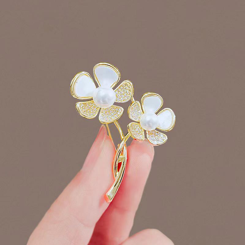 Elegant Pearl Brooch for Women's Suits - High-End Jewelry Pin
