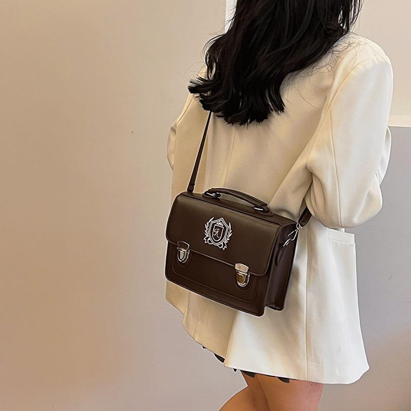 Spring large-capacity new temperament fashion design single shoulder messenger retro personalized portable messenger bag