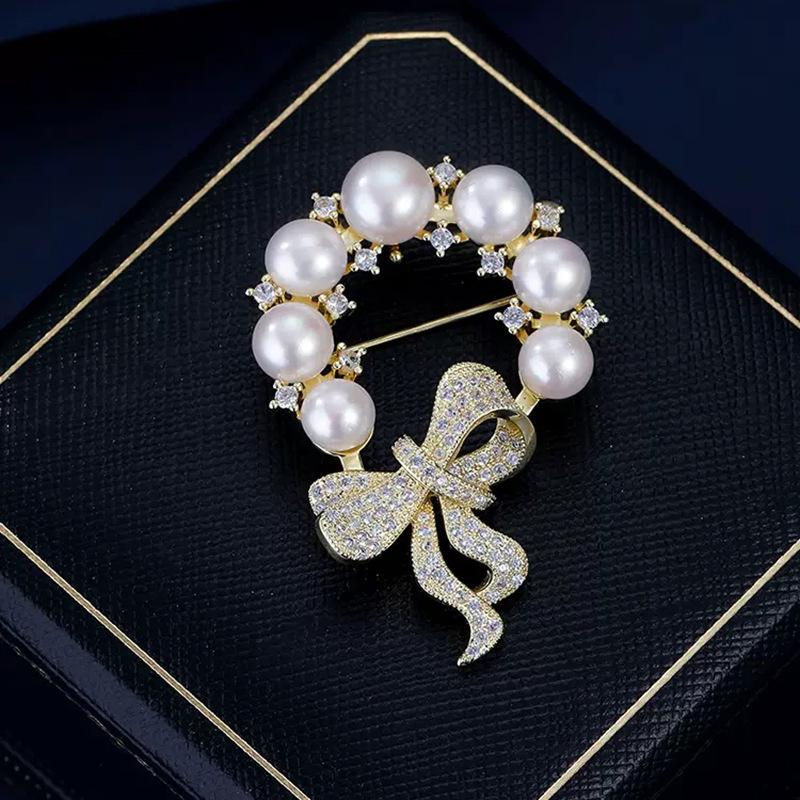 Broșă Perle Visătoare: Accesoriu Elegant, Versatil și Unic pentru Palton pentru Femei