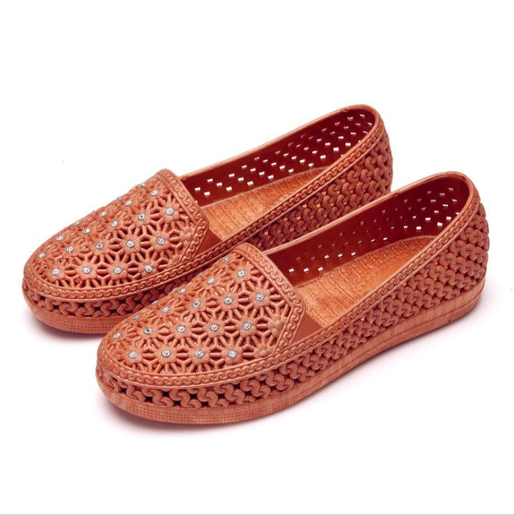 2024 Women's Closed Toe Flat Heel Sandals: Comfortable Summer Shoes for Middle-Aged & Elderly Mothers, Ideal for Nurses.