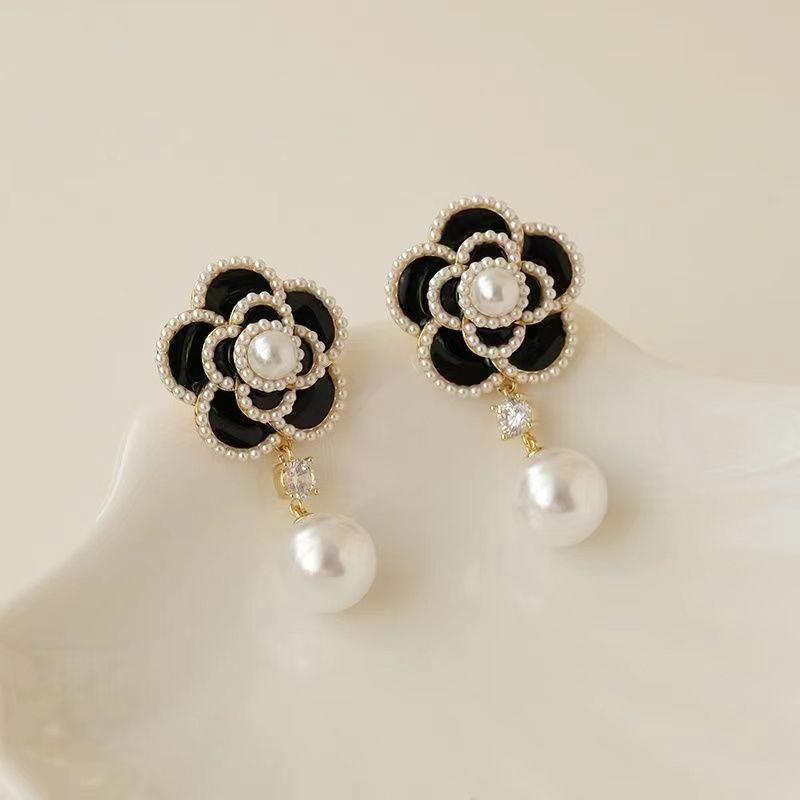 Retro light luxury pearl flower fashion earrings femininity high sense atmosphere stud earrings versatile personality earrings