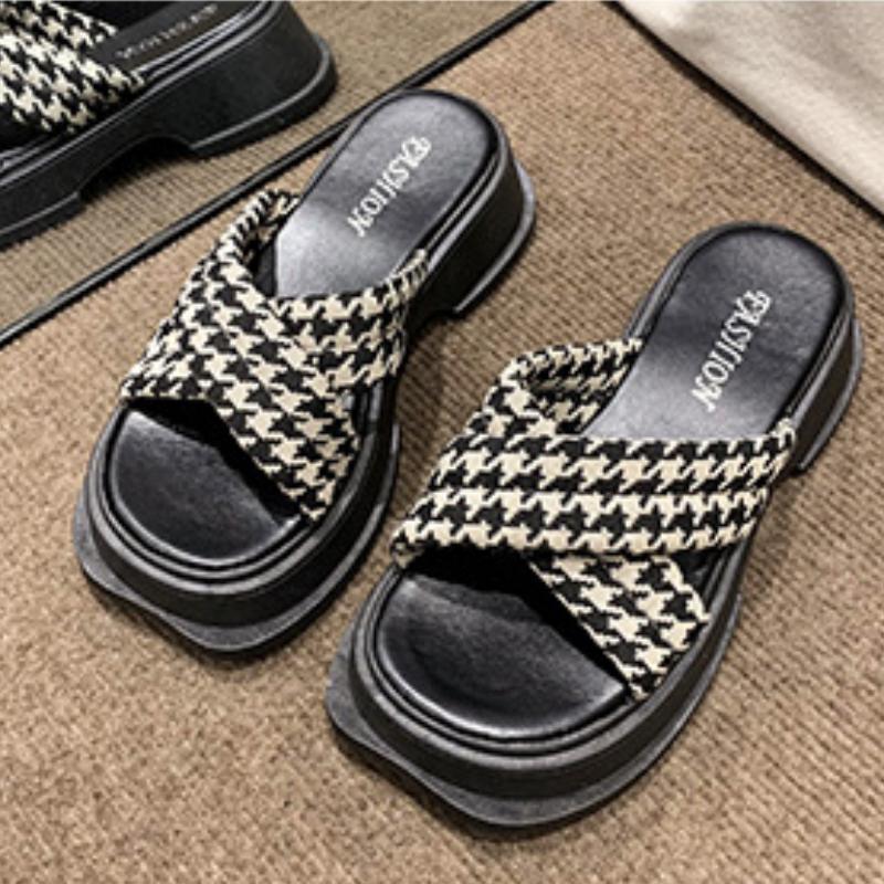 New Thick Soled Flip-flops for Women Retro Square Head Fashion Women Wearing Beach Shoes