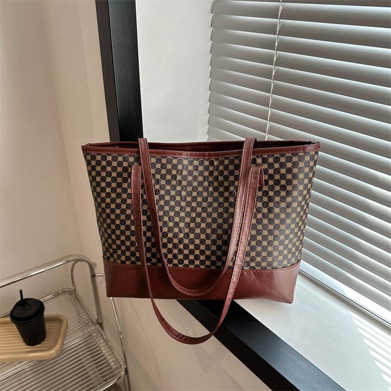 

Нішева сумка великої місткості в іноземному стилі, нова проста та модна сумка-тоут, осіння персоналізована повсякденна сумка через плече 2024 року темно-коричневого кольору