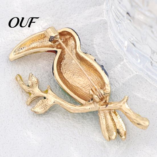 Lightweight Bird Pin Toucan Brooch for Women Men, Enamel Alloy Lapel Colorful Pin, Clothing Accessories Suits Dresses Coats Handbags Hats Clothes