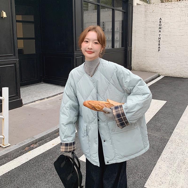Rundhals karierte Daunen-Baumwolljacke für Damen, neuer dünner kurzer Stil, lockere Baumwolljacke für kleine Personen