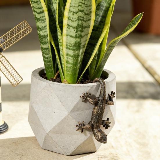 Climbing Gecko Figurine Simulated Lizard Statue Resin Animal Sculpture Outdoor Garden Flower Pot Hugger Hanger Ornament Decoration