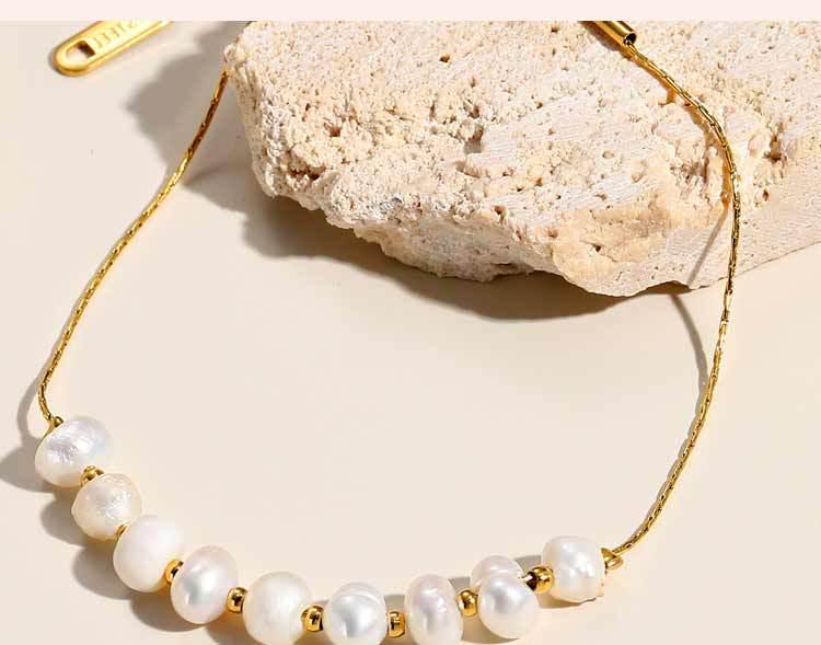 Colorfast Fashion Bracelet: Freshwater Pearl & Gold-Plated Titanium Steel, Light Luxury Design