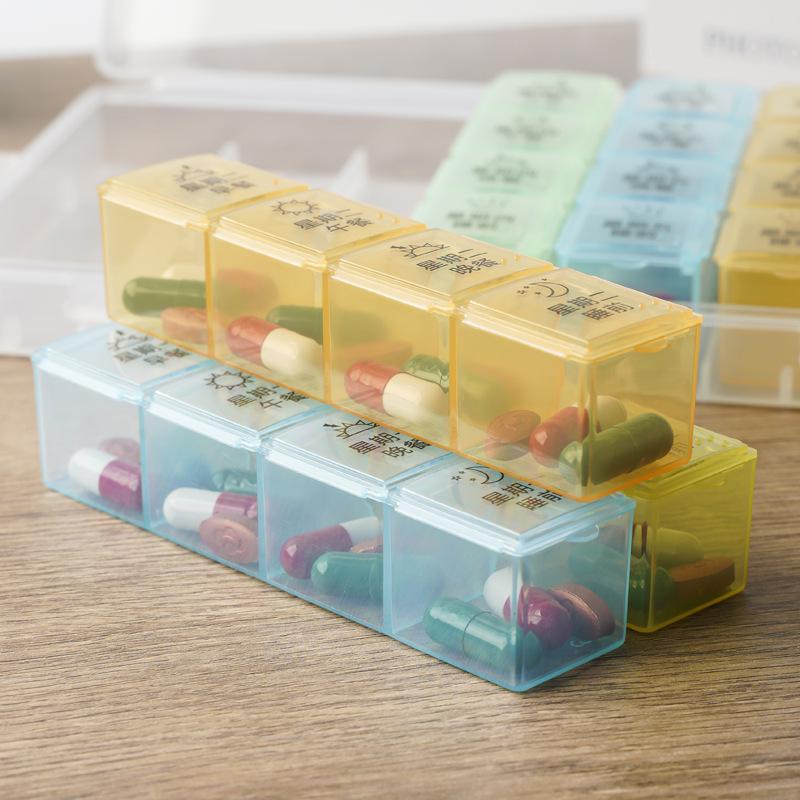 Starší 7denní 28přihrádkový přenosný organizér na pilulky s rozdělovačem