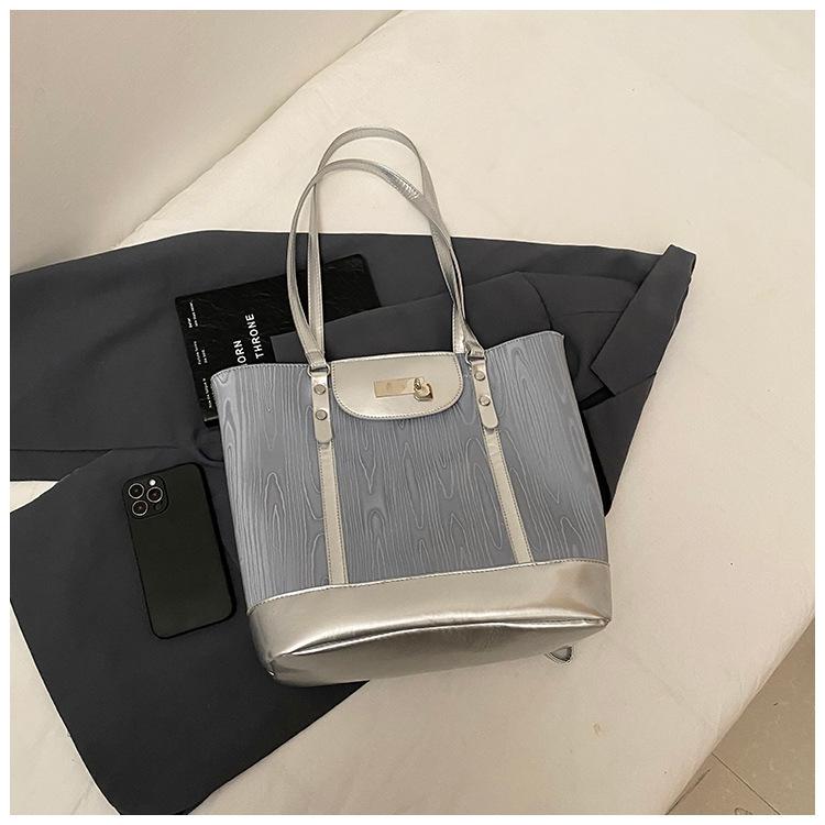 

Large-capacity commuter backpack women s 2025 new spring and summer fashion shoulder bag, underarm tote bag for college students in class