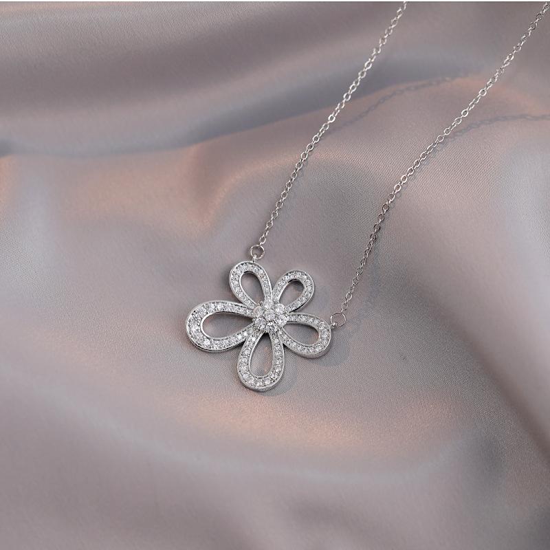 New necklace women's new flower high-end lace pendant accessories design simple fashion fresh sweet collarbone chain