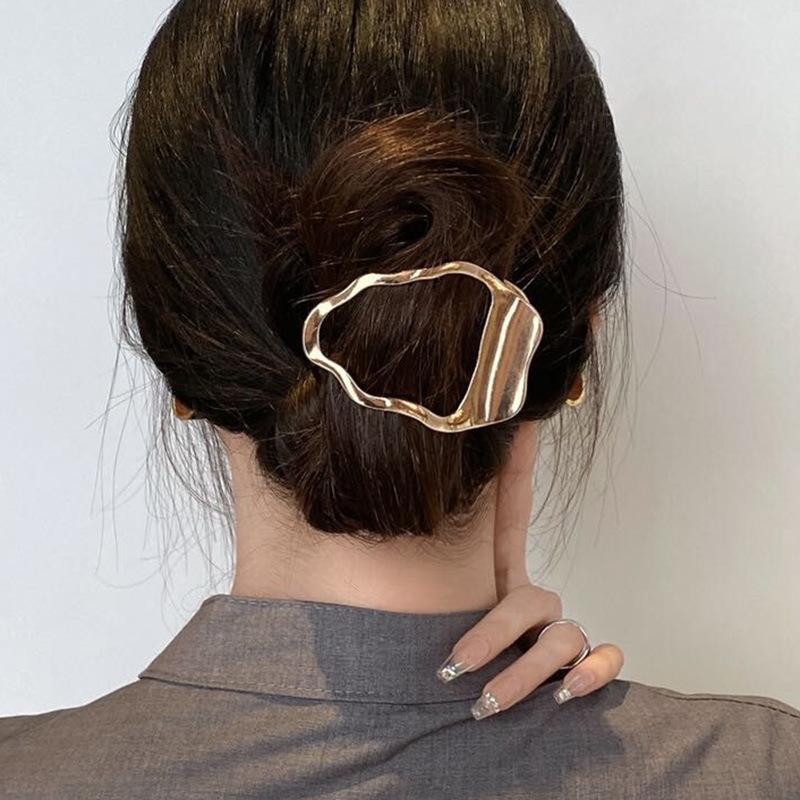 Vintage Hollow Geometric Hair Clips Metal Hair Claw Barrettes Hairpin Ponytail Claw Clip Women Hair Accessories Gifts