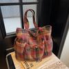 A Retro, Casual and Niche Trendy Tote Single-shoulder Bag with A Contrasting Color Checkered Pattern