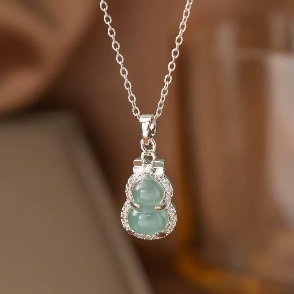 Elegant Green Chalcedony Gourd Pendant Necklace - Women's Versatile Chinese Style
