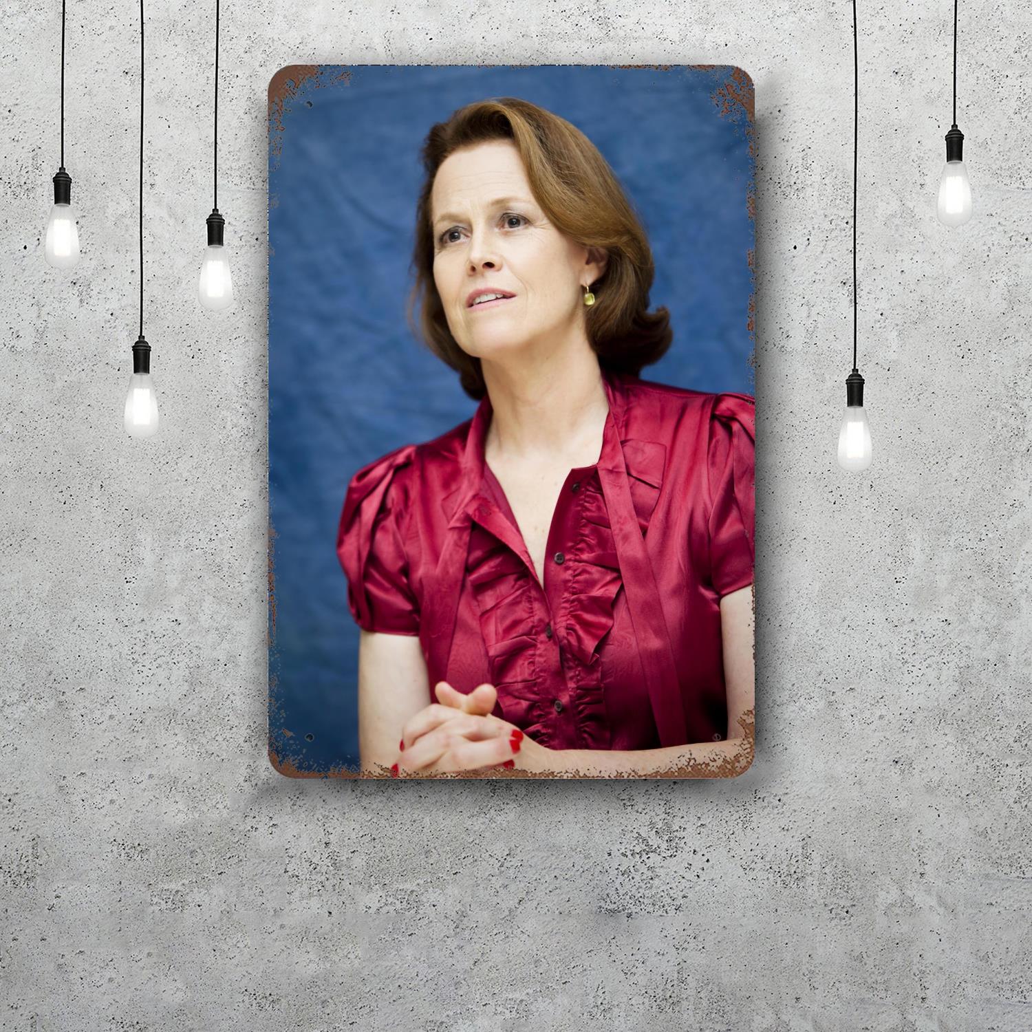 

sigourney weaver Decor Vintage Metal Signs Tin Signs Captain Poster Decor for Bar Pub Club Man Cave Wall Decoration 20x30cm（7.8x11.8inch）